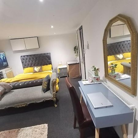 Ferienwohnung A Cosy Deluxe Size Studio With Queen Size And Sofa Bed Leeds  Exterior foto