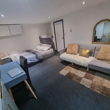 Ferienwohnung A Cosy Deluxe Size Studio With Queen Size And Sofa Bed Leeds  Exterior foto